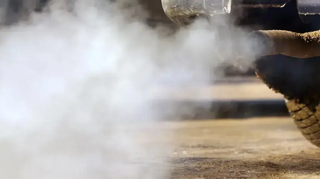 une fumée sortant du pot d'échappement d'une voiture